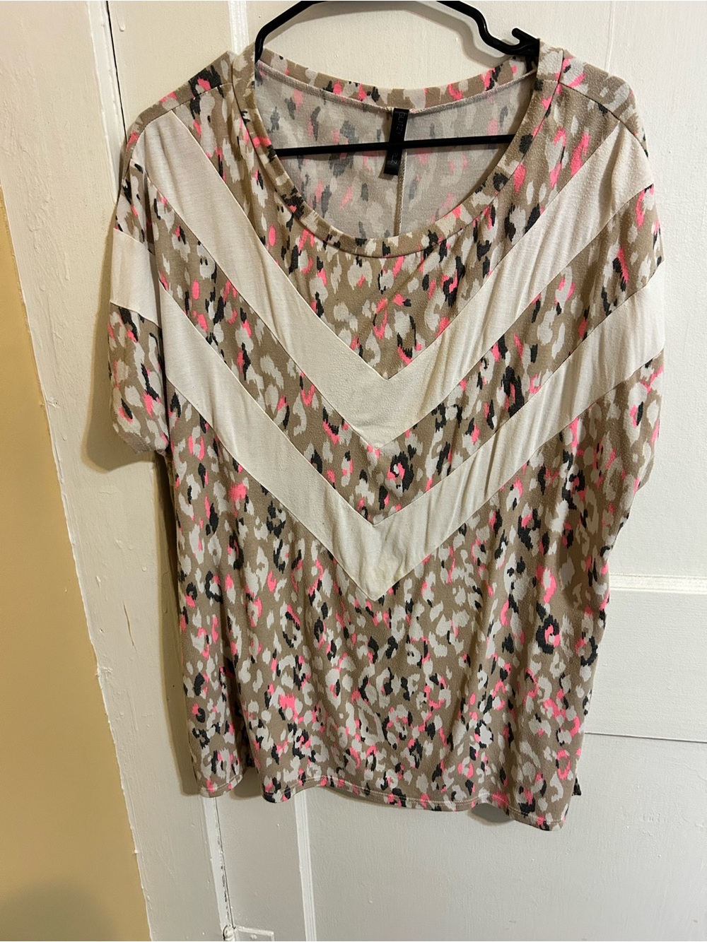 Relaxed Short Sleeve V-Stripe Animal Print Top in Tan and Pink